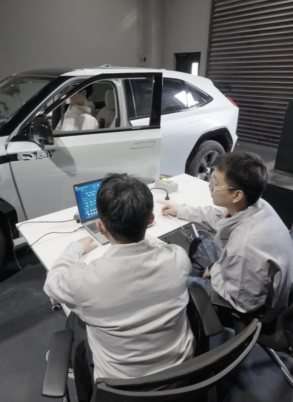 能网联汽车测试员如何给智能网联汽车“把脉问诊”？pg电子模拟器电脑版新质生产力 职业新观察丨智(图1)